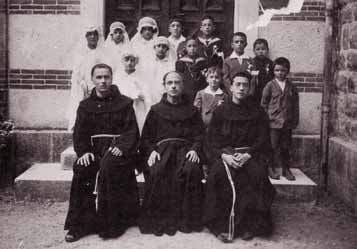 Padre Ranieri Chiellini (al centro) nel 1929 al Piaggione insieme a due confratelli